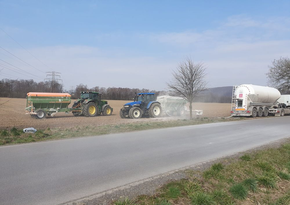 Rozsiewanie wapna Amazone Rozsiew lancali żmijkowymi WAPNOWANIE PÓL precyzyjne - Equipamento de fertilização: foto 1 Rozsiewanie wapna Amazone Rozsiew lancali żmijkowymi WAPNOWANIE PÓL precyzyjne - Equipamento de fertilização: foto 1