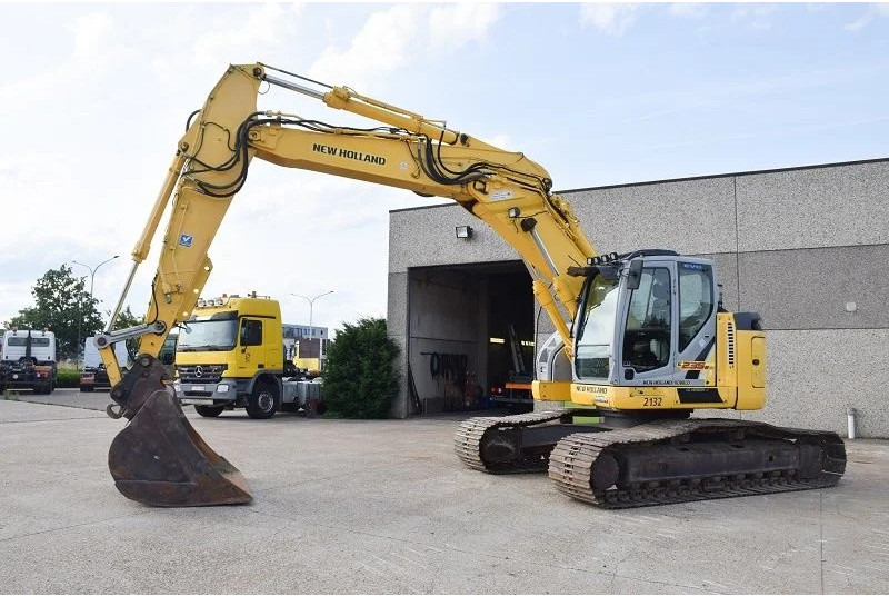 New Holland Kobelco E235B SR-LCT - Escavadora de rastos: foto 2 New Holland Kobelco E235B SR-LCT - Escavadora de rastos: foto 2