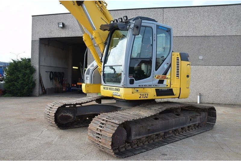 New Holland Kobelco E235B SR-LCT - Escavadora de rastos: foto 4 New Holland Kobelco E235B SR-LCT - Escavadora de rastos: foto 4