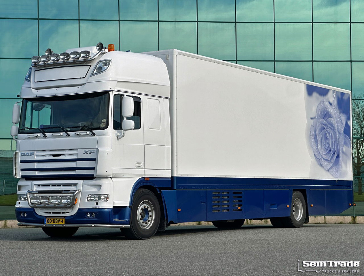 DAF XF 105.460 SSC 7 Karren BAK Bloemen Verkoop Koeling Klep Kachel - Camião frigorífico: foto 1 DAF XF 105.460 SSC 7 Karren BAK Bloemen Verkoop Koeling Klep Kachel - Camião frigorífico: foto 1