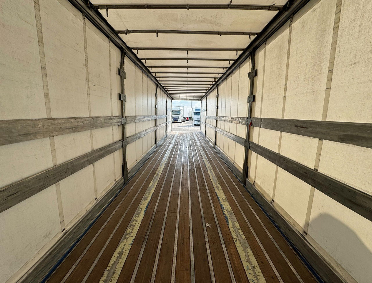 Semi-reboque de lona Renders 3 Axle Disc Brakes Lift Axle Nice Chassis Wooden Floor Sliding Roof: foto 10