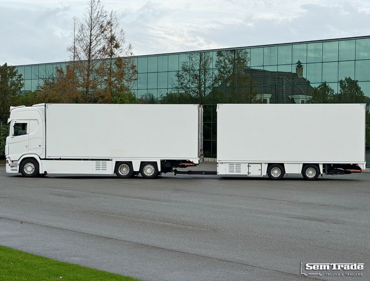 Scania S660 V8 Retarder Full Options 50CC VAN Beurden Boxes 2x Lift Super Condition - Camião frigorífico: foto 2 Scania S660 V8 Retarder Full Options 50CC VAN Beurden Boxes 2x Lift Super Condition - Camião frigorífico: foto 2