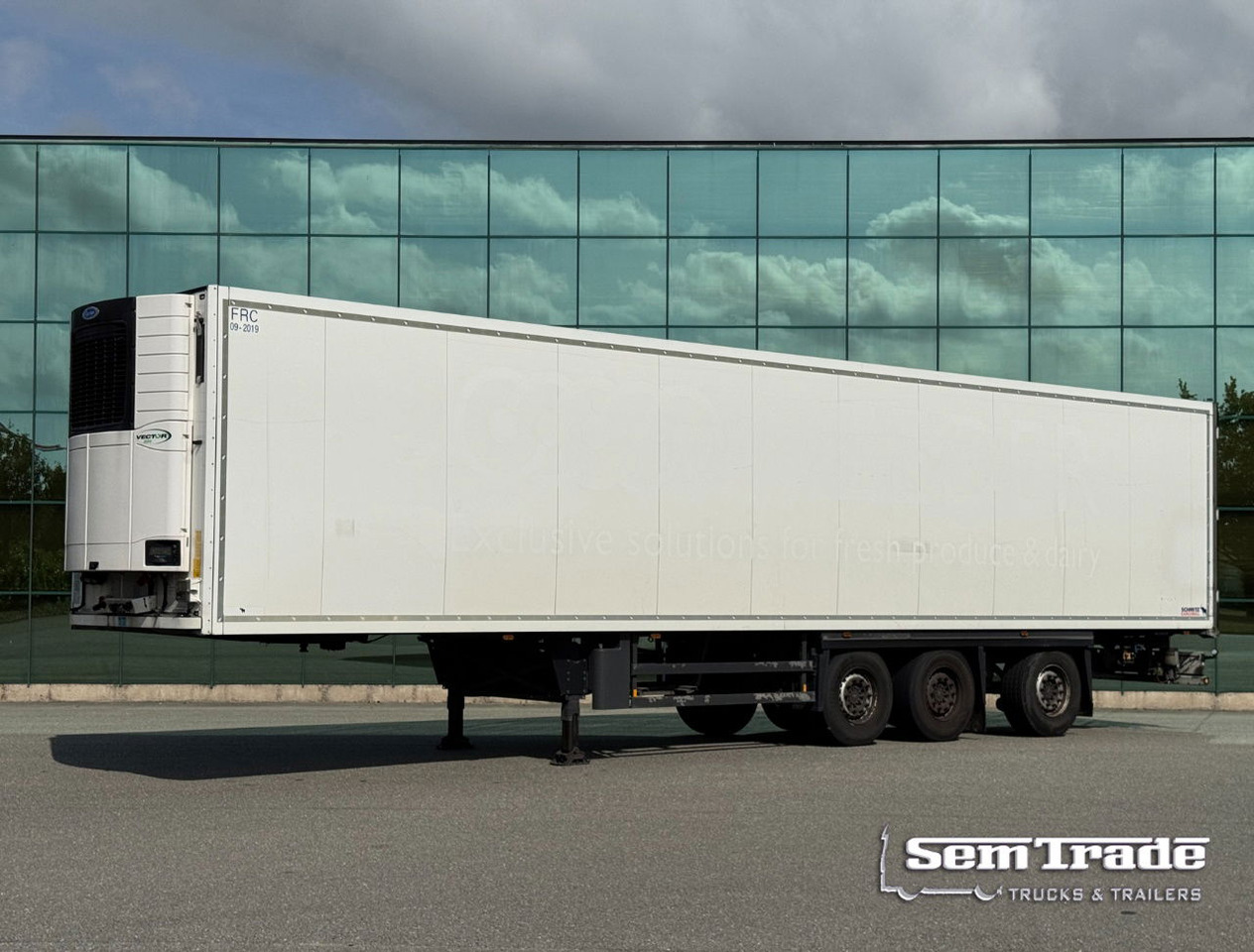 Schmitz Cargobull 3-AS Stuuras Carrier Vector 1550 Gegalvaniseerd Chassis Nieuwe APK Zeer Goede Banden TOP Staat NL Trailer - Semi-reboque frigorífico: foto 1 Schmitz Cargobull 3-AS Stuuras Carrier Vector 1550 Gegalvaniseerd Chassis Nieuwe APK Zeer Goede Banden TOP Staat NL Trailer - Semi-reboque frigorífico: foto 1