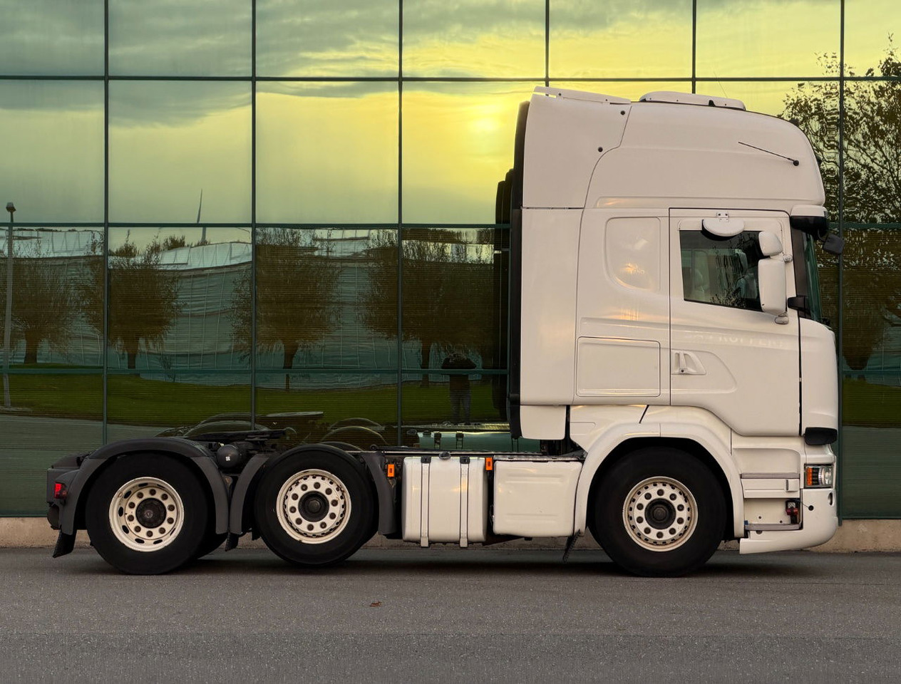 Scania R450 Topline 6X2 Twinsteer Retarder 2X Tanks Park Cooling TOP Condition - Tractor: foto 5 Scania R450 Topline 6X2 Twinsteer Retarder 2X Tanks Park Cooling TOP Condition - Tractor: foto 5