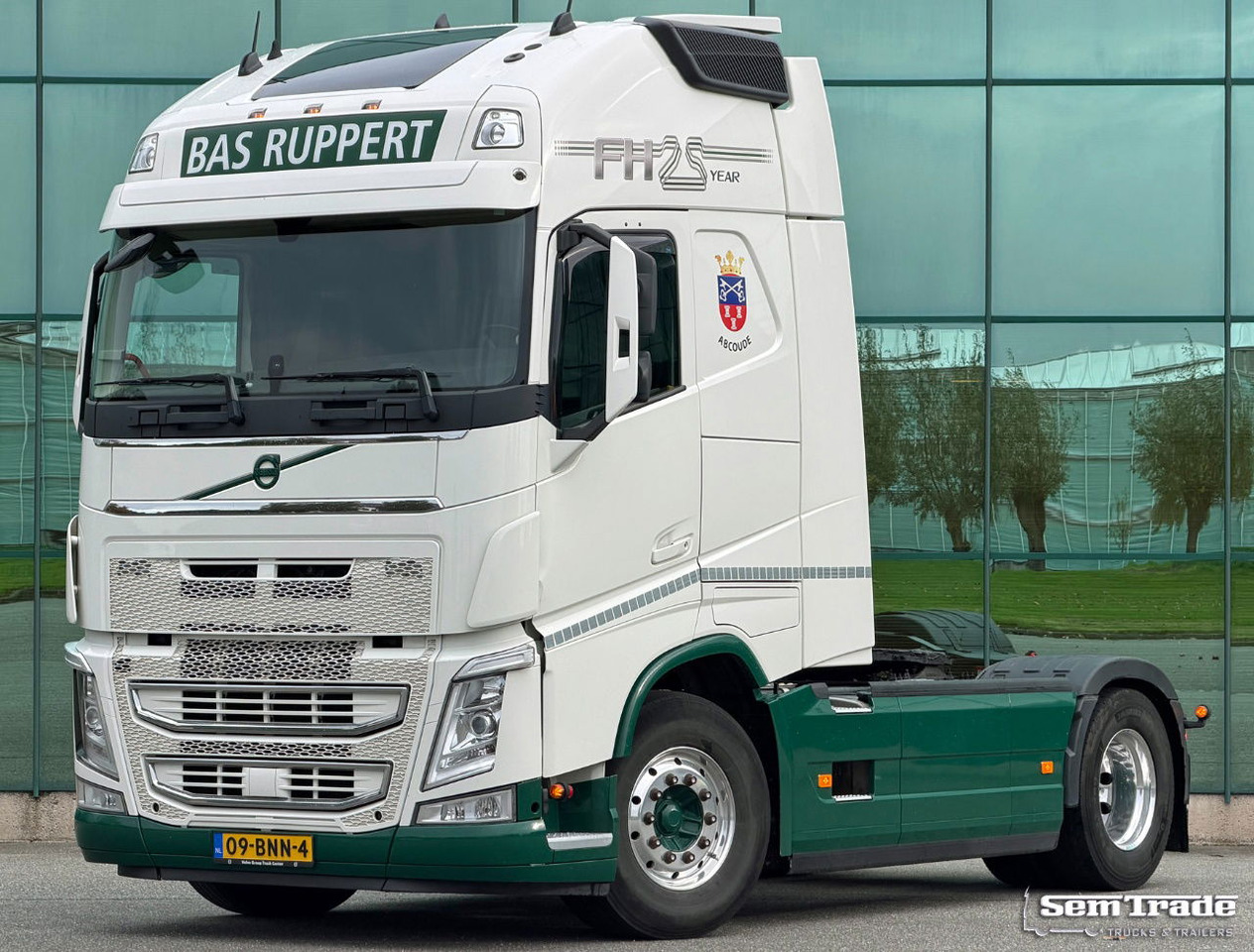 Volvo FH 13.460 I-Park Cool 25 Years Edition 2X Tanks NEW Clutch NEW Brakes Super Condition - Tractor: foto 1 Volvo FH 13.460 I-Park Cool 25 Years Edition 2X Tanks NEW Clutch NEW Brakes Super Condition - Tractor: foto 1