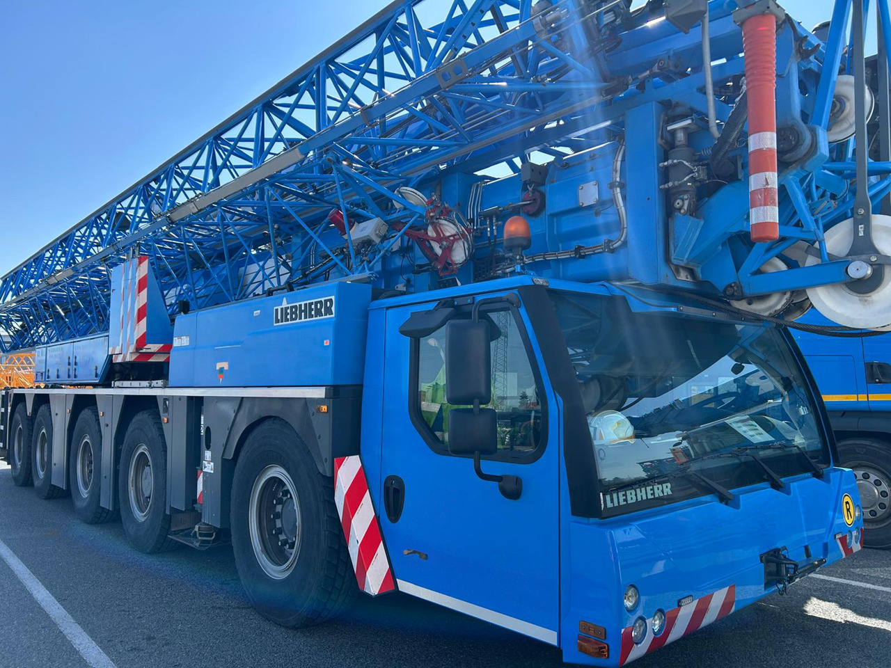 LIEBHERR MK 140 Plus - Grua móvel: foto 2 LIEBHERR MK 140 Plus - Grua móvel: foto 2