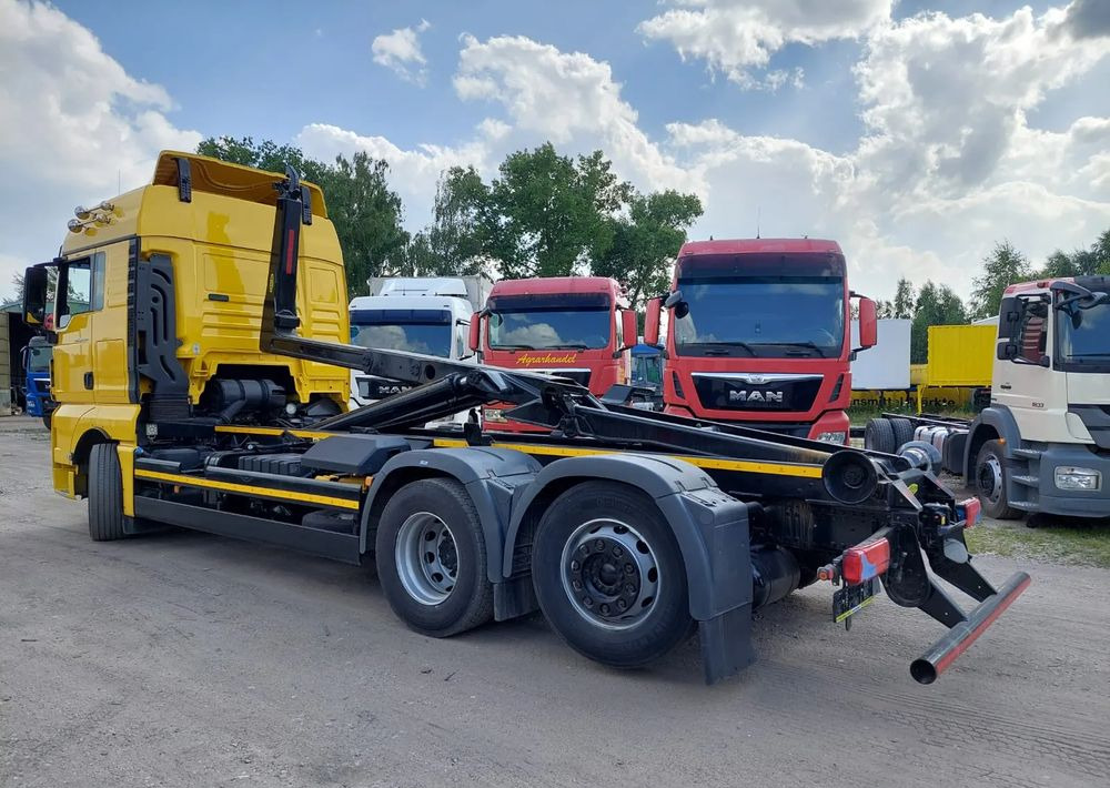 MAN TGX 26-500 Hakowiec oś skrętna - Camião polibenne: foto 1 MAN TGX 26-500 Hakowiec oś skrętna - Camião polibenne: foto 1
