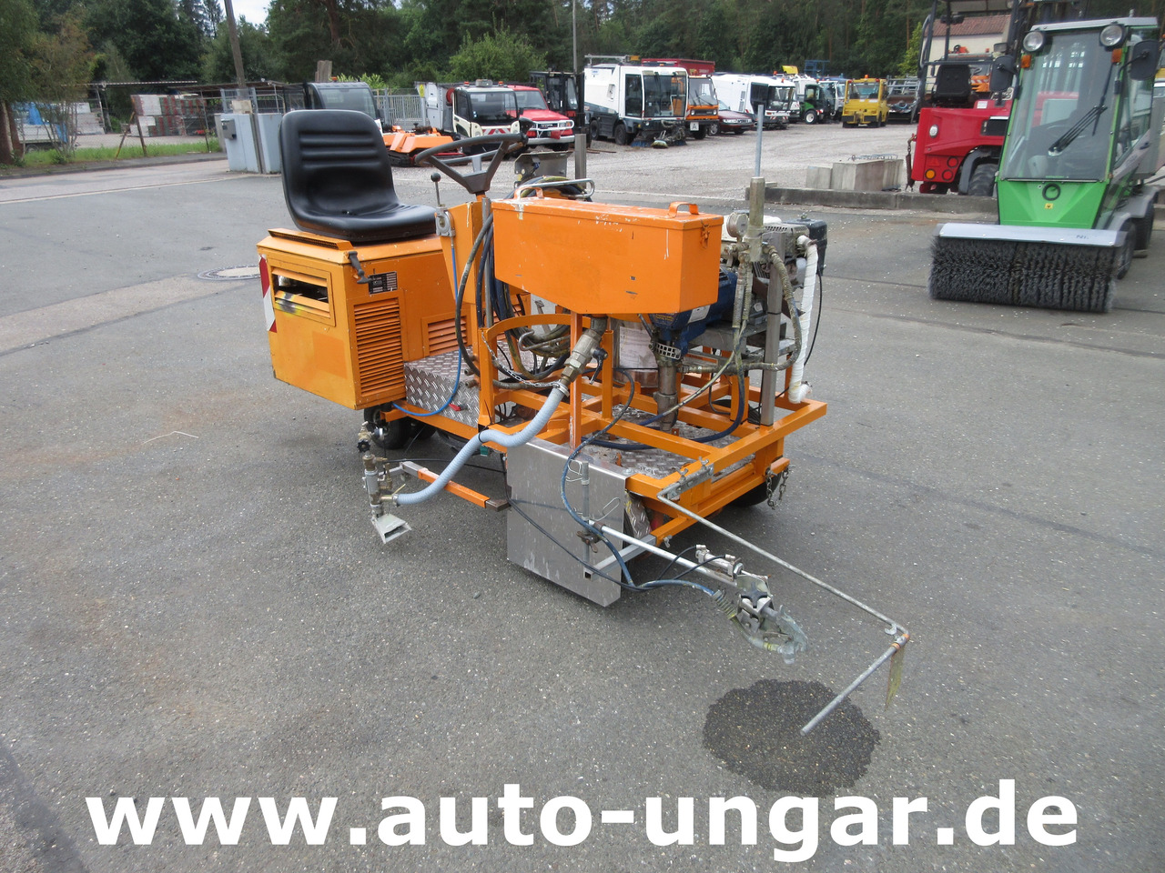 Graco LineLazer II 5900 auf Zindel VarioZet Linedriver Perlstreuer + Airless-Farb-Spritze Hofmann - Máquina de asfalto: foto 1 Graco LineLazer II 5900 auf Zindel VarioZet Linedriver Perlstreuer + Airless-Farb-Spritze Hofmann - Máquina de asfalto: foto 1