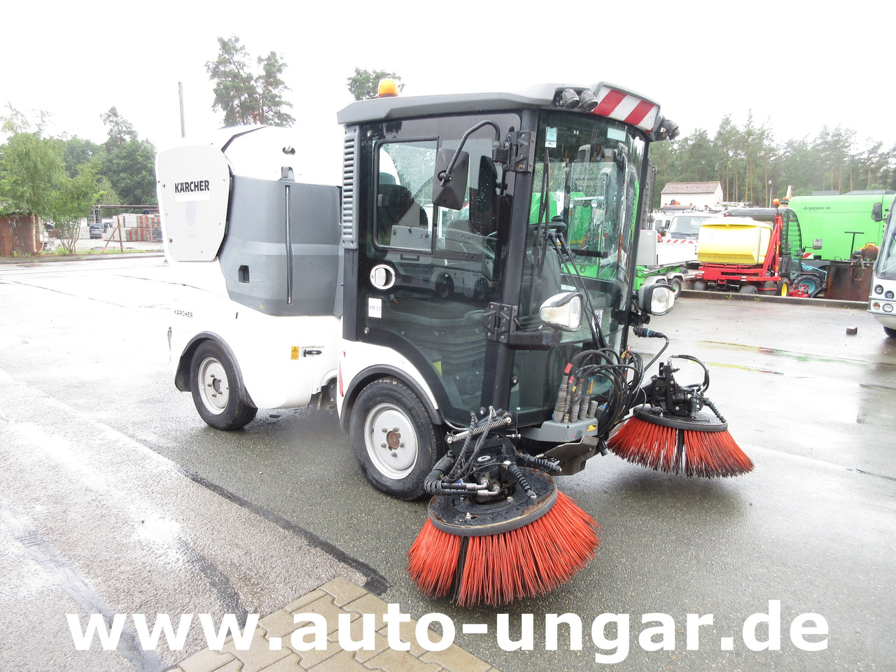 KÄRCHER MC130 Advanced Kehrmaschine Geräteträger 4x4 Kommunalfahrzeug MIC 130 Professional - Varredora urbana: foto 1 KÄRCHER MC130 Advanced Kehrmaschine Geräteträger 4x4 Kommunalfahrzeug MIC 130 Professional - Varredora urbana: foto 1