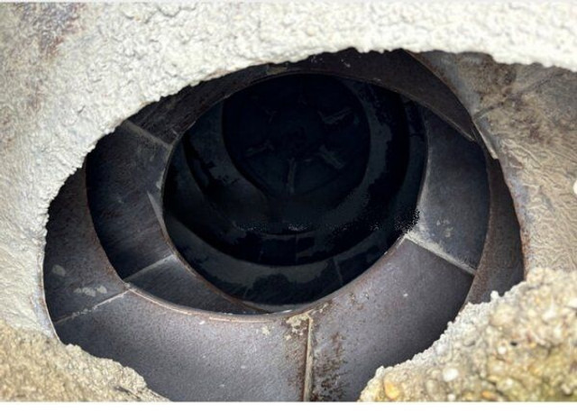 Iveco Trakker 450 +7m3 pumi - Bomba de betão estacionária: foto 3 Iveco Trakker 450 +7m3 pumi - Bomba de betão estacionária: foto 3