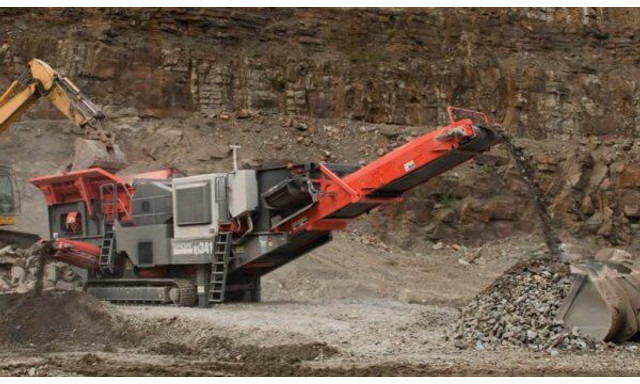 Sandvik QJ 341+ (51t mobil) - Britador de mandíbula: foto 4 Sandvik QJ 341+ (51t mobil) - Britador de mandíbula: foto 4