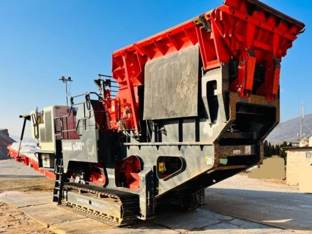 Sandvik QJ 341+ (51t mobil) - Britador de mandíbula: foto 1 Sandvik QJ 341+ (51t mobil) - Britador de mandíbula: foto 1