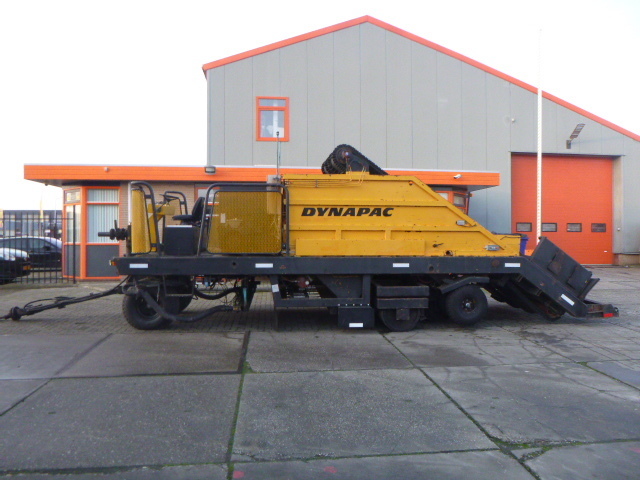 DYNAPAC HR21 Chip Spreader - Máquina de asfalto: foto 1 DYNAPAC HR21 Chip Spreader - Máquina de asfalto: foto 1