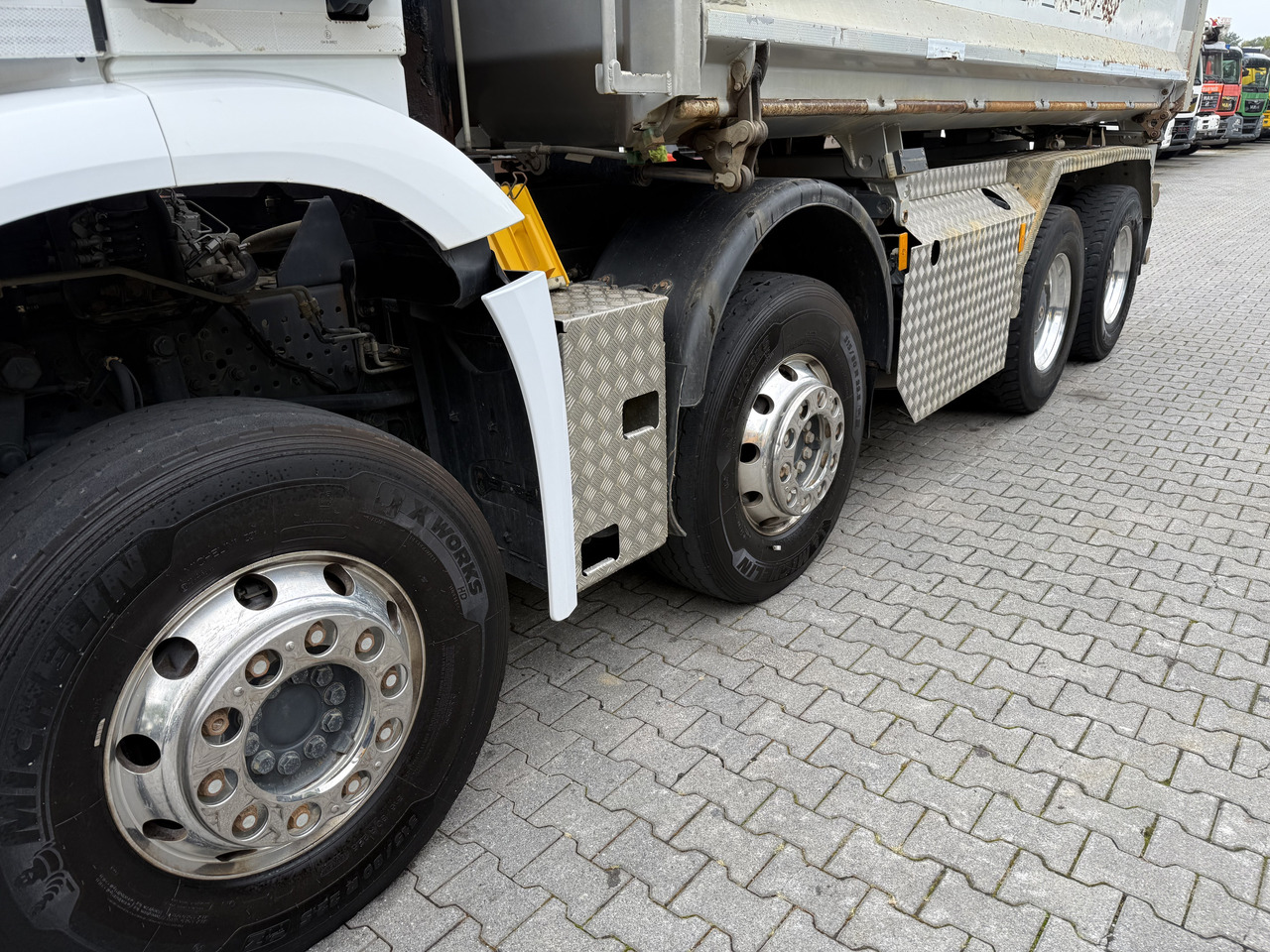 Mercedes-Benz Arocs 3245 K 8X4 - Camião basculante: foto 4 Mercedes-Benz Arocs 3245 K 8X4 - Camião basculante: foto 4