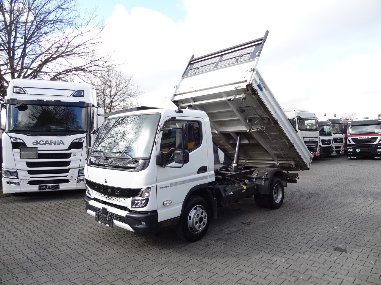 Mitsubishi Fuso 7C18 Meiller - Camião basculante: foto 1 Mitsubishi Fuso 7C18 Meiller - Camião basculante: foto 1