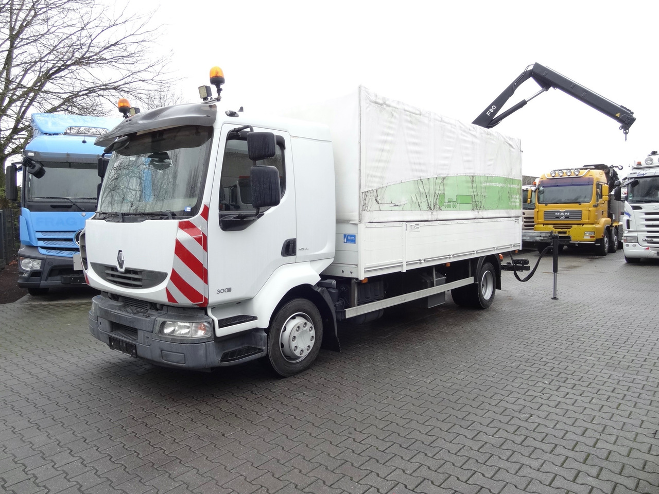 Renault Midlum 300.12 Fassi F80 - Camião de caixa aberta/ Plataforma, Camião grua: foto 1 Renault Midlum 300.12 Fassi F80 - Camião de caixa aberta/ Plataforma, Camião grua: foto 1