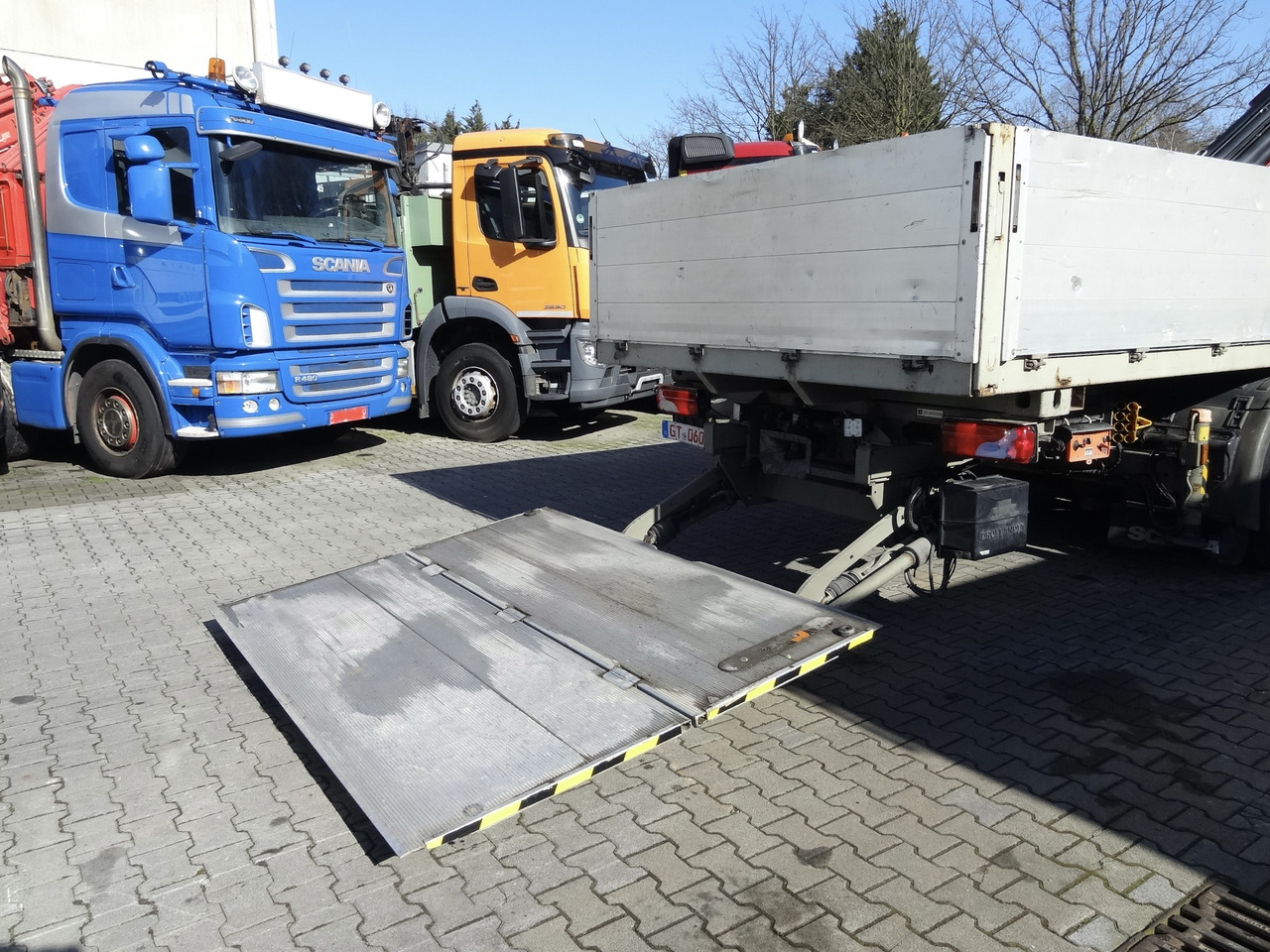 Scania R440 6X2*4 Kran HMF 3000 bis 30 Meter - Camião de caixa aberta/ Plataforma, Camião grua: foto 4 Scania R440 6X2*4 Kran HMF 3000 bis 30 Meter - Camião de caixa aberta/ Plataforma, Camião grua: foto 4