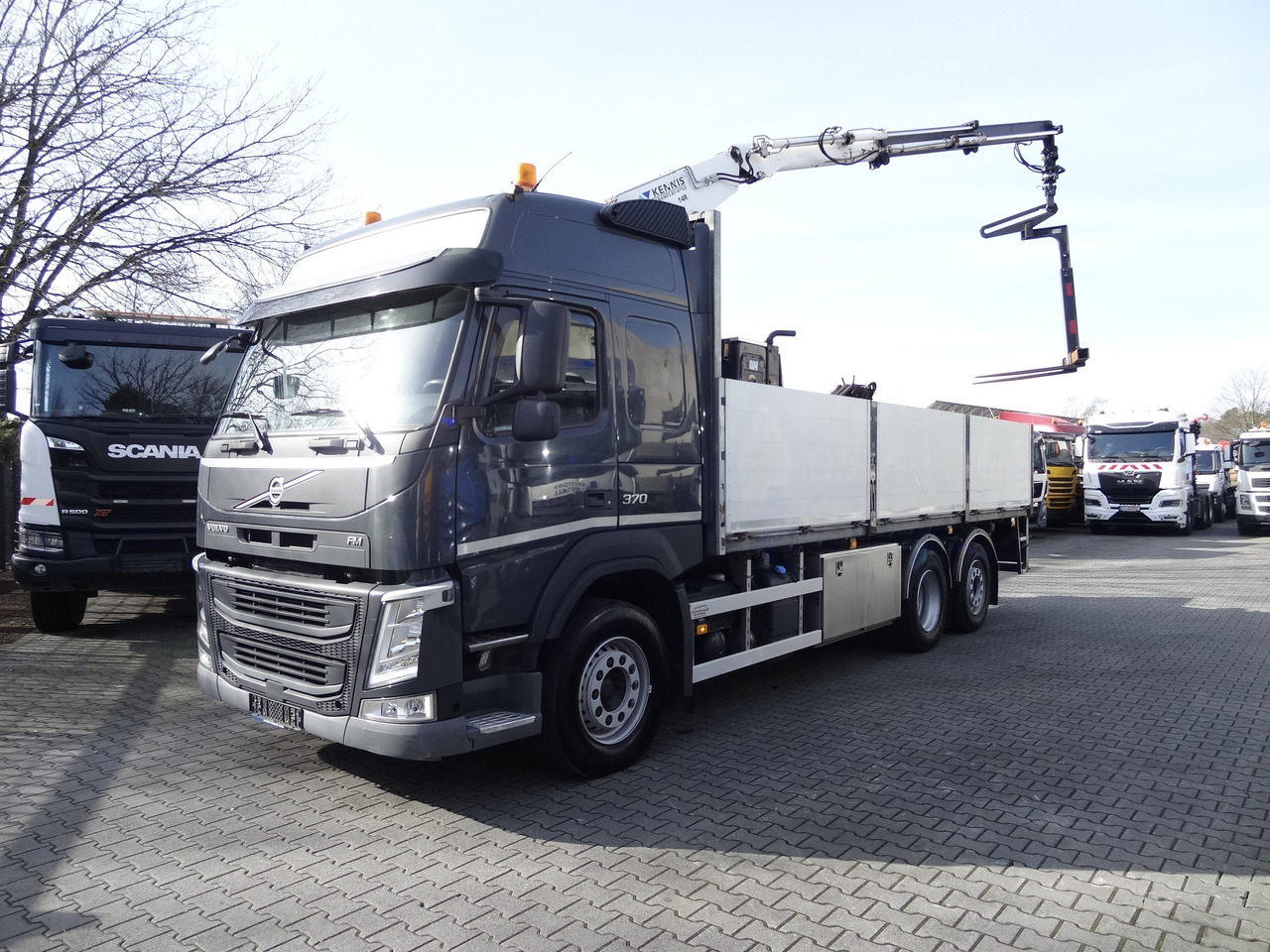 Volvo FM370 6X2*4 Kennis K14 Kran - Camião de caixa aberta/ Plataforma, Camião grua: foto 1 Volvo FM370 6X2*4 Kennis K14 Kran - Camião de caixa aberta/ Plataforma, Camião grua: foto 1