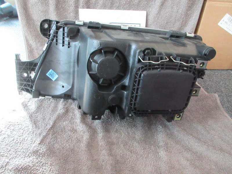 MAN 81.25101-6664//81.25101-6688 81.25101-6504 RECHTS KOPLAMP TGS TGX NIEUWE !! - Farol dianteira para Camião: foto 3 MAN 81.25101-6664//81.25101-6688 81.25101-6504 RECHTS KOPLAMP TGS TGX NIEUWE !! - Farol dianteira para Camião: foto 3