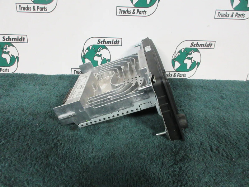 MAN 81.28100-6041 RADIO NAVIE MAN TGX 18.470 EURO 6 MODEL 2021 - Sistema elétrico para Camião: foto 2 MAN 81.28100-6041 RADIO NAVIE MAN TGX 18.470 EURO 6 MODEL 2021 - Sistema elétrico para Camião: foto 2