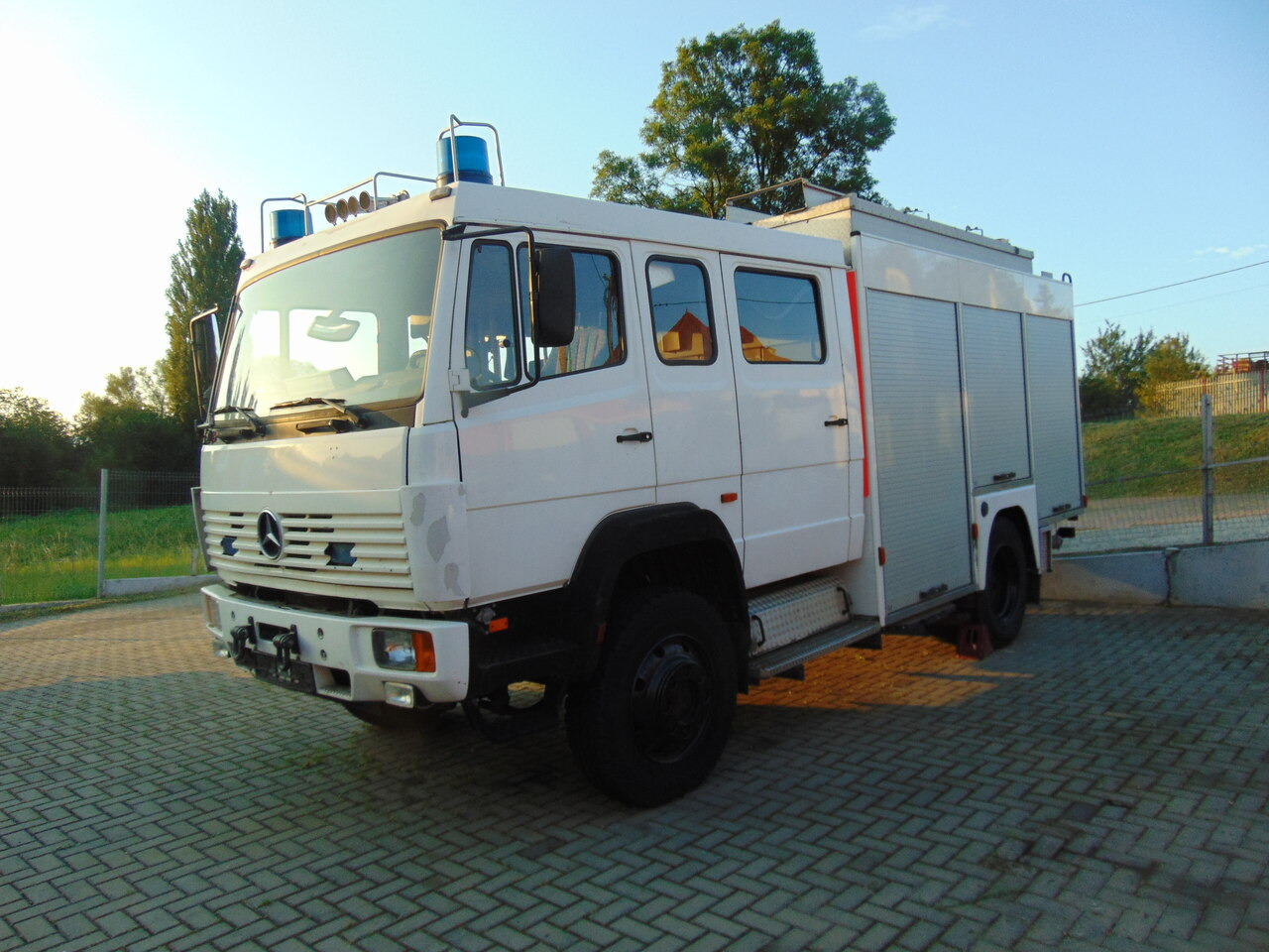 MERCEDES-BENZ 1124AF 4x4 MAGIRUS - Carro de bombeiro: foto 1 MERCEDES-BENZ 1124AF 4x4 MAGIRUS - Carro de bombeiro: foto 1