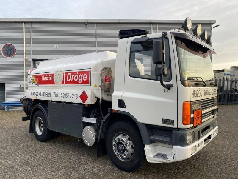 DAF 65CF-240 / FULL STEEL / POMP / 3 COMPARTIMENTS / 8350 LITER / ONLY:25969 KM / EURO-2 / MANUAL / GOOD CONDITION - Camião cisterna: foto 2 DAF 65CF-240 / FULL STEEL / POMP / 3 COMPARTIMENTS / 8350 LITER / ONLY:25969 KM / EURO-2 / MANUAL / GOOD CONDITION - Camião cisterna: foto 2