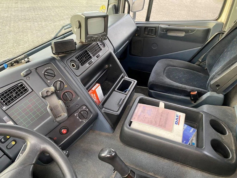 Locação financeira de DAF 65CF-240 / FULL STEEL / POMP / 3 COMPARTIMENTS / 8350 LITER / ONLY:25969 KM / EURO-2 / MANUAL / GOOD CONDITION DAF 65CF-240 / FULL STEEL / POMP / 3 COMPARTIMENTS / 8350 LITER / ONLY:25969 KM / EURO-2 / MANUAL / GOOD CONDITION: foto 16