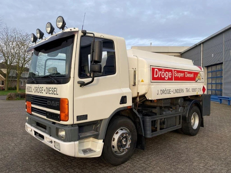 DAF 65CF-240 / FULL STEEL / POMP / 3 COMPARTIMENTS / 8350 LITER / ONLY:25969 KM / EURO-2 / MANUAL / GOOD CONDITION - Camião cisterna: foto 1 DAF 65CF-240 / FULL STEEL / POMP / 3 COMPARTIMENTS / 8350 LITER / ONLY:25969 KM / EURO-2 / MANUAL / GOOD CONDITION - Camião cisterna: foto 1