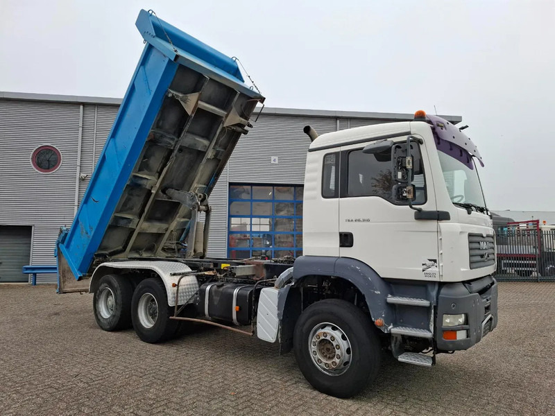 MAN TGA 26.310 / 6X4 / 2XBIG AXLE / 2SIDE TIPPER / ONLY:545423 KM / TUV:06-05-2026 / FULL-STEEL / AIRCO / MANUAL / EURO-4 / 2005 - Camião basculante: foto 5 MAN TGA 26.310 / 6X4 / 2XBIG AXLE / 2SIDE TIPPER / ONLY:545423 KM / TUV:06-05-2026 / FULL-STEEL / AIRCO / MANUAL / EURO-4 / 2005 - Camião basculante: foto 5