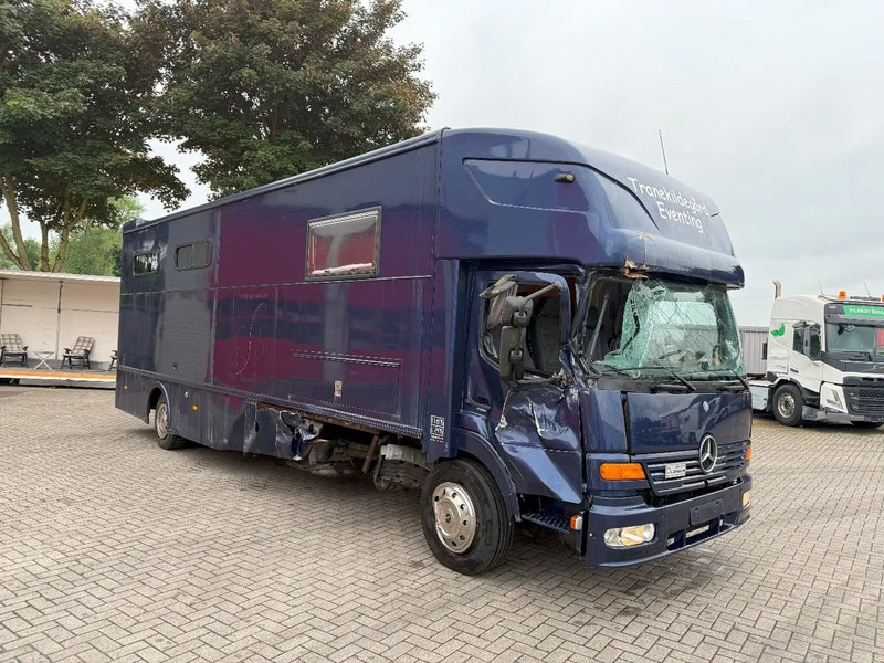 Mercedes-Benz Atego 1223 / ENGINE RUNNING / ONLY:159450 KM / HORSETRUCK / HEATED BOX / WATERTANK / LIVING ROOM / EURO-2 / MANUAL / 1998 - Camião de transporte de cavalos: foto 2 Mercedes-Benz Atego 1223 / ENGINE RUNNING / ONLY:159450 KM / HORSETRUCK / HEATED BOX / WATERTANK / LIVING ROOM / EURO-2 / MANUAL / 1998 - Camião de transporte de cavalos: foto 2
