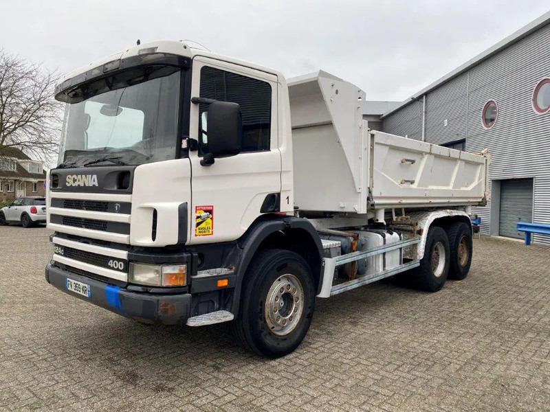 Scania 124-400 / 6X4 / RETARDER / BIG AXLE / FULL STEEL / 2SIDE TIPPER / OLD TACHO / AIRCO / MANUAL / EURO-2 / 2000 - Camião basculante: foto 1 Scania 124-400 / 6X4 / RETARDER / BIG AXLE / FULL STEEL / 2SIDE TIPPER / OLD TACHO / AIRCO / MANUAL / EURO-2 / 2000 - Camião basculante: foto 1