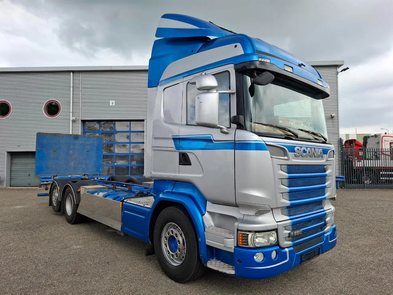 Scania R580 V8 / RETARDER / LIFT+LENKACHSE / FULL-AIR / PLATFORM 2000 KG / LEATHER / AIRCO / AUTOMATIC / EURO-6 / 2014 - Camião chassi: foto 2 Scania R580 V8 / RETARDER / LIFT+LENKACHSE / FULL-AIR / PLATFORM 2000 KG / LEATHER / AIRCO / AUTOMATIC / EURO-6 / 2014 - Camião chassi: foto 2