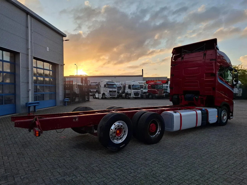 Volvo FH16-750 / BIG AXLE / VEB+ / ONLY:679711 KM / DYNAMIC STEERING / NAVI / LWDS / FULL-AIR / AUTOMATIC / EURO-6 / 2018 - Camião chassi: foto 5 Volvo FH16-750 / BIG AXLE / VEB+ / ONLY:679711 KM / DYNAMIC STEERING / NAVI / LWDS / FULL-AIR / AUTOMATIC / EURO-6 / 2018 - Camião chassi: foto 5
