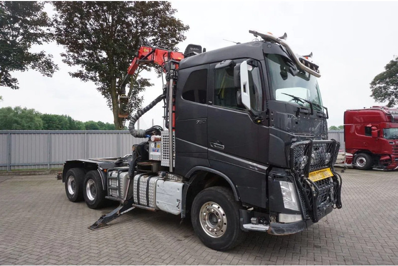 Volvo FH16-750 / ENGINE RUNNING / 6x4 / RETARDER / BIG AXLE / VEB+ / PALFINGER FD250 / EURO-6 / 2016 - Camião de transporte de madeira, Camião grua: foto 4 Volvo FH16-750 / ENGINE RUNNING / 6x4 / RETARDER / BIG AXLE / VEB+ / PALFINGER FD250 / EURO-6 / 2016 - Camião de transporte de madeira, Camião grua: foto 4