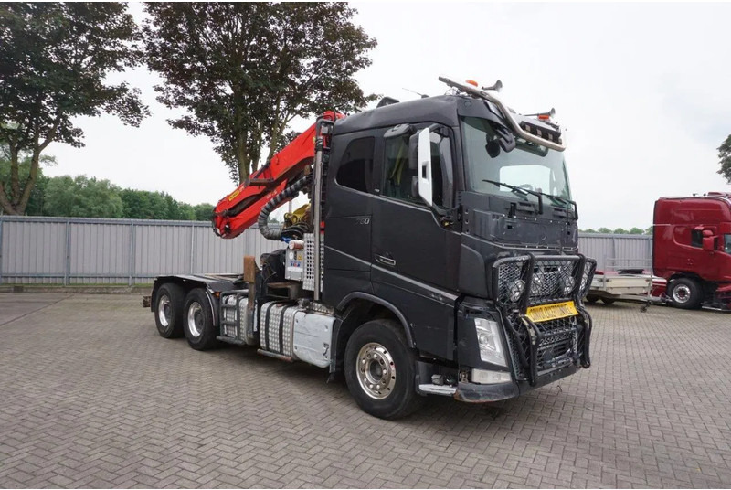 Volvo FH16-750 / ENGINE RUNNING / 6x4 / RETARDER / BIG AXLE / VEB+ / PALFINGER FD250 / EURO-6 / 2016 - Camião de transporte de madeira, Camião grua: foto 3 Volvo FH16-750 / ENGINE RUNNING / 6x4 / RETARDER / BIG AXLE / VEB+ / PALFINGER FD250 / EURO-6 / 2016 - Camião de transporte de madeira, Camião grua: foto 3