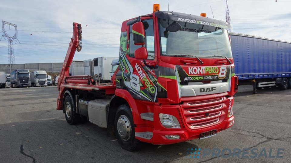 DAF CF 370 FA Day Cab EURO 6 řetězový nosič kontejnerů AK12 - Camião multibenne: foto 1 DAF CF 370 FA Day Cab EURO 6 řetězový nosič kontejnerů AK12 - Camião multibenne: foto 1