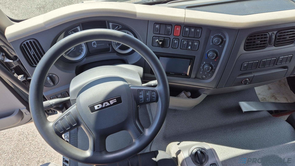 DAF LF 290 FA Sleeper Cab EURO 6 - valník s plachtou - Camião de lona: foto 5 DAF LF 290 FA Sleeper Cab EURO 6 - valník s plachtou - Camião de lona: foto 5