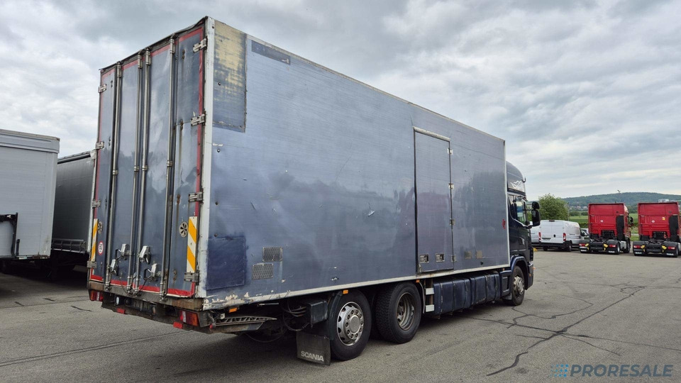 SCANIA R124 LB 6X2 EURO 3 - skříňový + hydraulické čelo - Camião furgão: foto 3 SCANIA R124 LB 6X2 EURO 3 - skříňový + hydraulické čelo - Camião furgão: foto 3