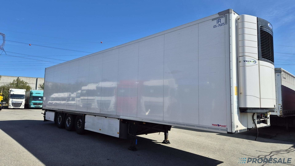 SCHMITZ CARGOBULL SKO 24/L - 13.4 FP60 COOL - mrazírenský návěs + diesel-ekektrický agregát CARRIER VECTOR 1550 - Semi-reboque frigorífico: foto 1 SCHMITZ CARGOBULL SKO 24/L - 13.4 FP60 COOL - mrazírenský návěs + diesel-ekektrický agregát CARRIER VECTOR 1550 - Semi-reboque frigorífico: foto 1