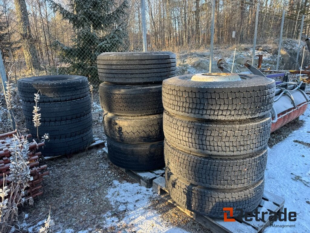 Parti med däck och fälg Volvo lastbil - Roda completa para Camião: foto 1 Parti med däck och fälg Volvo lastbil - Roda completa para Camião: foto 1