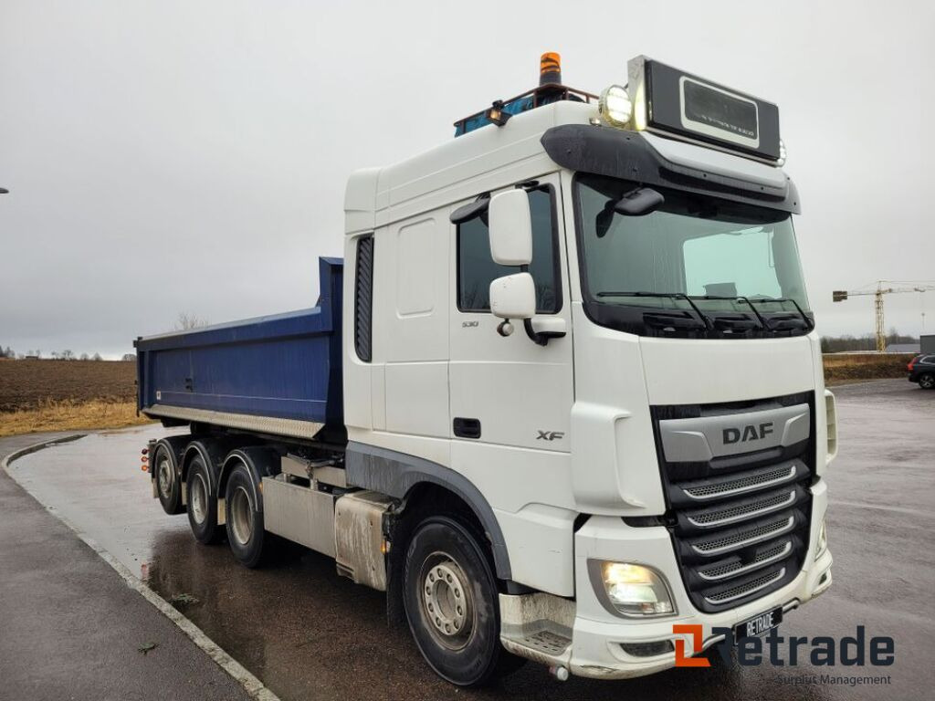 Tridem lastväxlare med flak Daf XF530 FAW Euro 6, låga mil -2022 - Camião basculante: foto 2 Tridem lastväxlare med flak Daf XF530 FAW Euro 6, låga mil -2022 - Camião basculante: foto 2