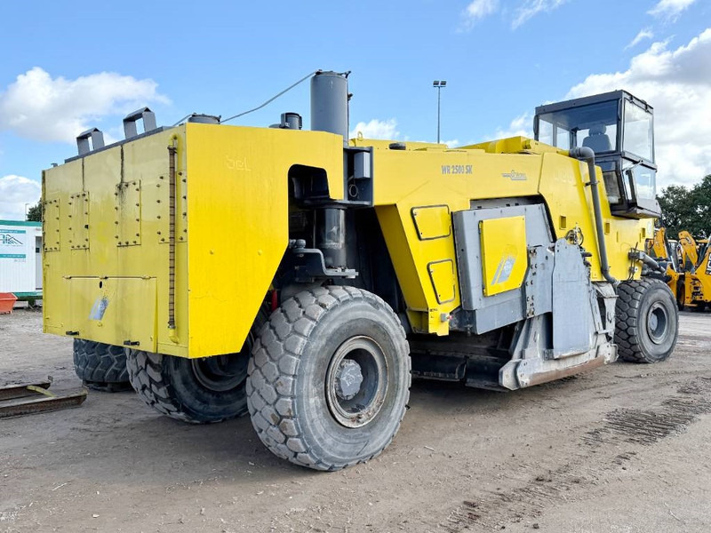 Wirtgen WR2500SK - Dutch Machine / Extra Miller and Tires - Máquina de asfalto: foto 4 Wirtgen WR2500SK - Dutch Machine / Extra Miller and Tires - Máquina de asfalto: foto 4