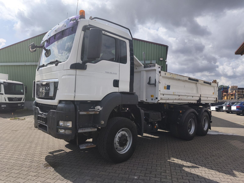 MAN TGS 26.400 6x6 GL Meiller Dreiseitenkipper Bordmatik Plane Euro - Camião basculante: foto 3 MAN TGS 26.400 6x6 GL Meiller Dreiseitenkipper Bordmatik Plane Euro - Camião basculante: foto 3