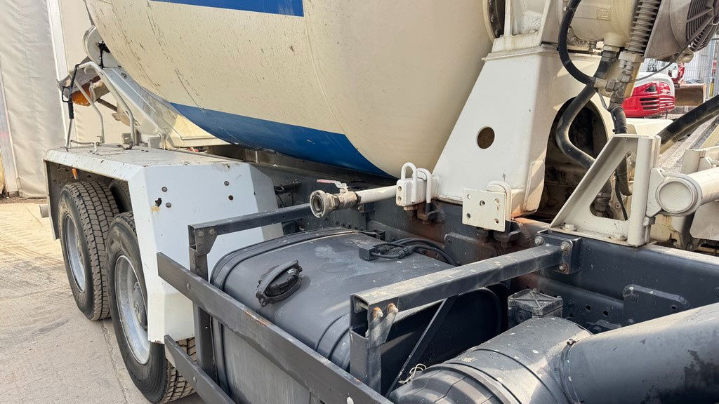 MAN FE 410A 6x4 mixer - 7m3 - euro 3 - Camião betoneira: foto 4 MAN FE 410A 6x4 mixer - 7m3 - euro 3 - Camião betoneira: foto 4