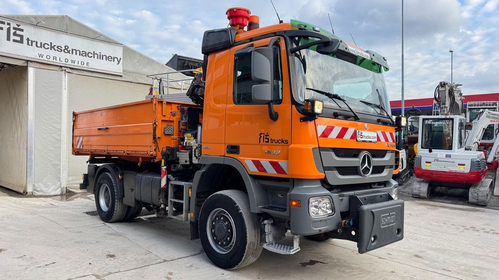 Mercedes-Benz Actros 1832 AK tipper 4x4 - crane Fassi 9.2M - remote control - Camião basculante: foto 4 Mercedes-Benz Actros 1832 AK tipper 4x4 - crane Fassi 9.2M - remote control - Camião basculante: foto 4