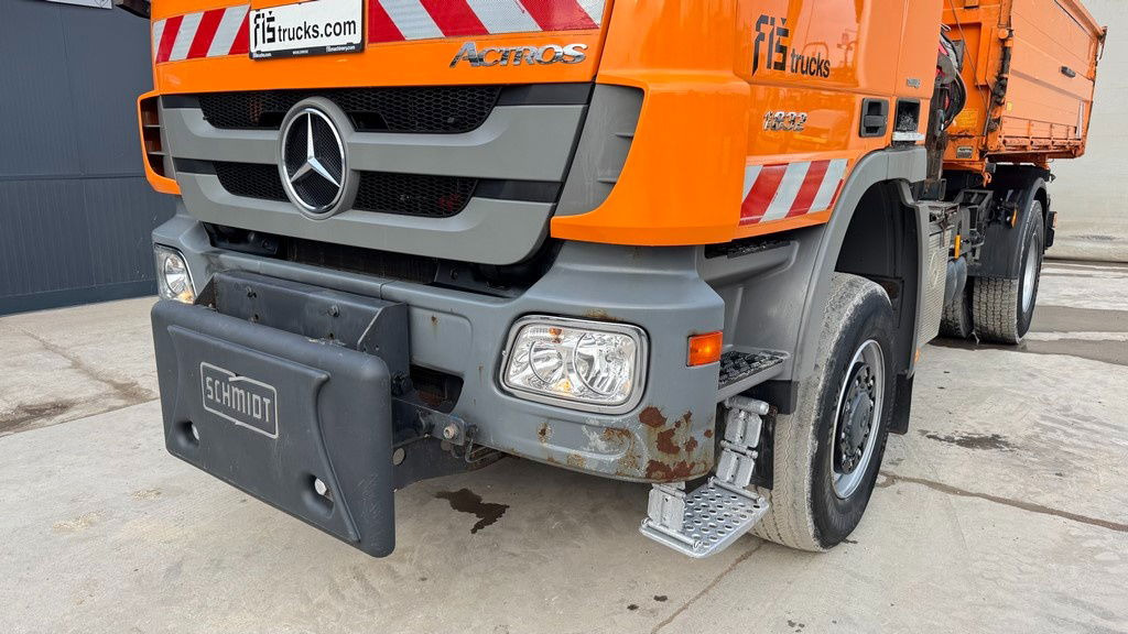 Mercedes-Benz Actros 1832 AK tipper 4x4 - crane Fassi 9.2M - remote control - Camião basculante: foto 2 Mercedes-Benz Actros 1832 AK tipper 4x4 - crane Fassi 9.2M - remote control - Camião basculante: foto 2
