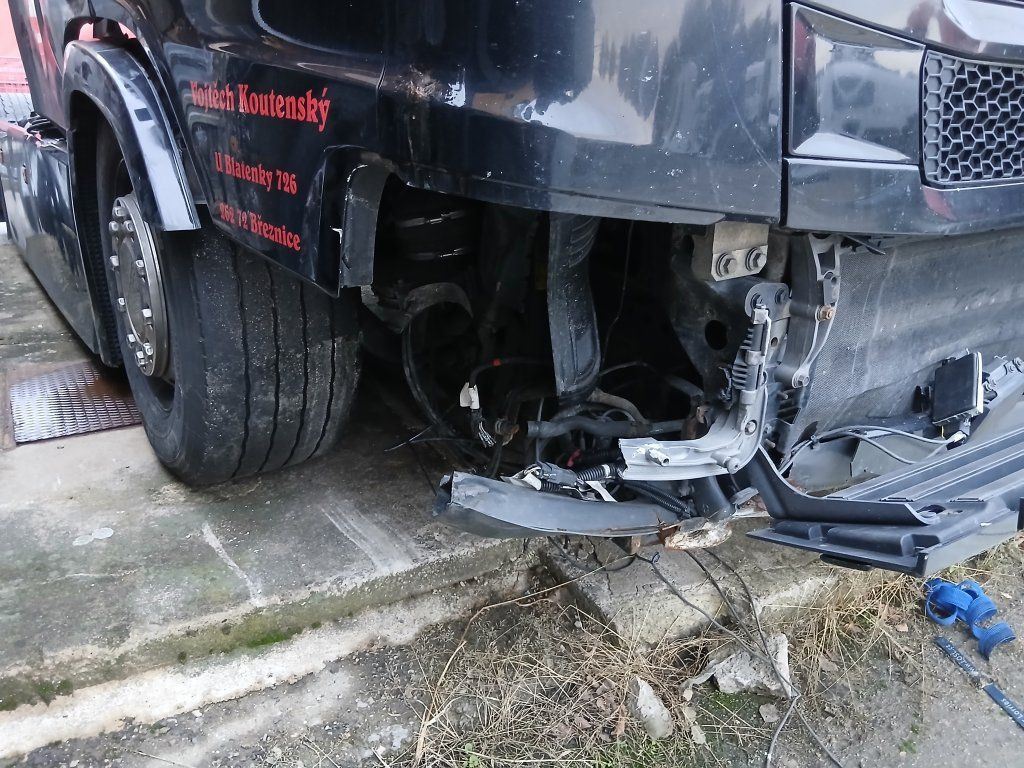 Scania R450 MEGA/lowdeck Unfall / damage - Tractor: foto 4 Scania R450 MEGA/lowdeck Unfall / damage - Tractor: foto 4