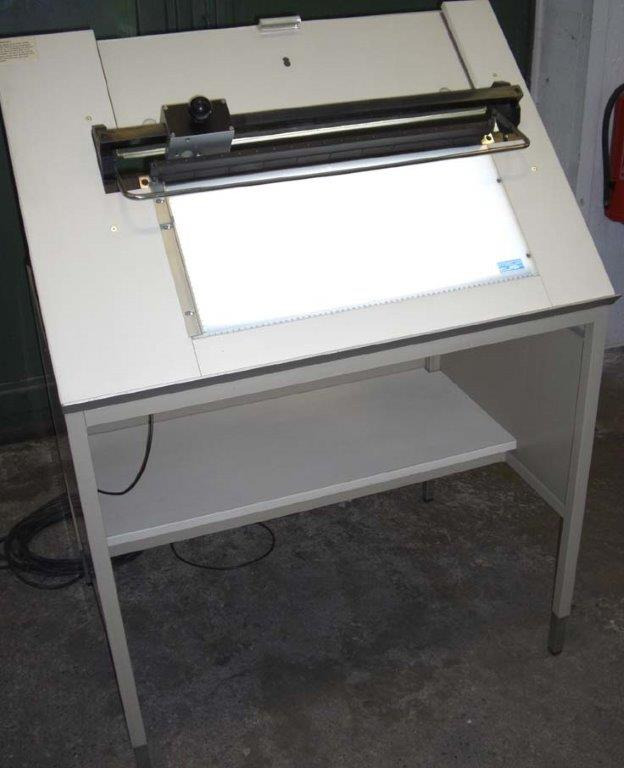Mega steel cutter 699-2 on light table with waste box - Máquina de corte de papel: foto 1 Mega steel cutter 699-2 on light table with waste box - Máquina de corte de papel: foto 1