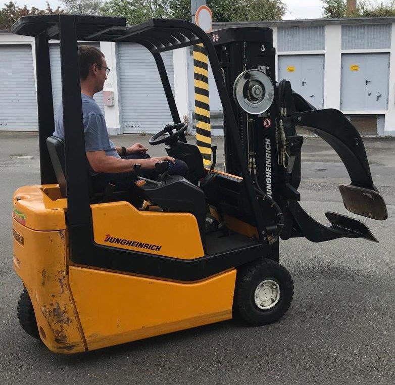 Three-wheel electric front loader Jungheinrich EFG DF 15 with duplex mast and Meyer roller clamp - Empilhador elétrico: foto 5 Three-wheel electric front loader Jungheinrich EFG DF 15 with duplex mast and Meyer roller clamp - Empilhador elétrico: foto 5