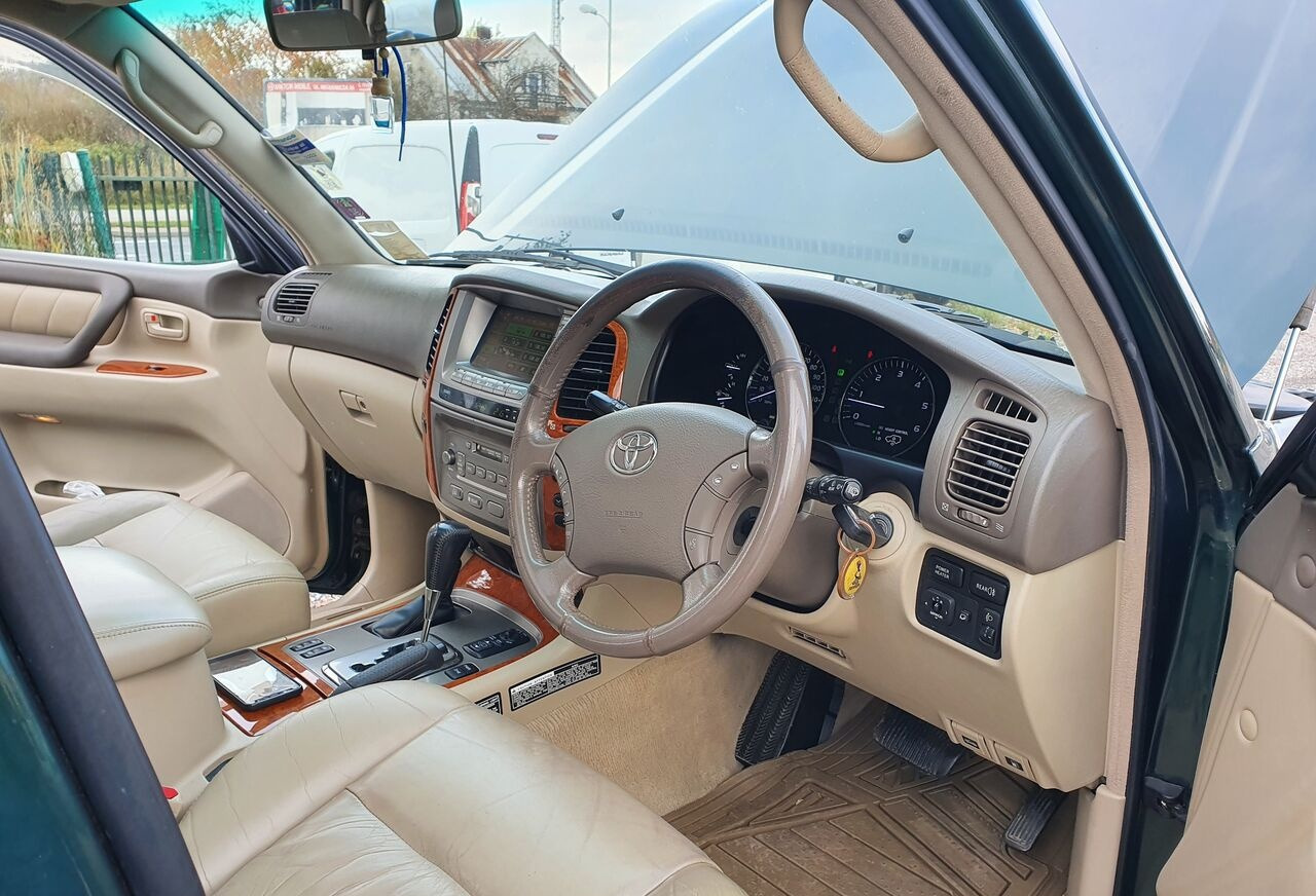 Toyota LAND CRUISER 100 4,2 TD KLIMA 7 OSOB - SUV: foto 2 Toyota LAND CRUISER 100 4,2 TD KLIMA 7 OSOB - SUV: foto 2